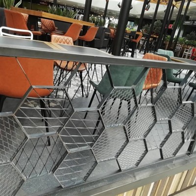 The principle of expanded metal mesh
